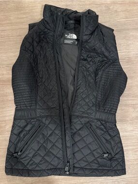 The North Face Black Quilted Sleeveless Vest with Zip Pockets